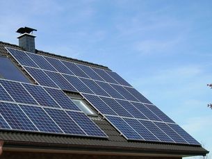 Photovoltaikmodule auf einem Hausdach