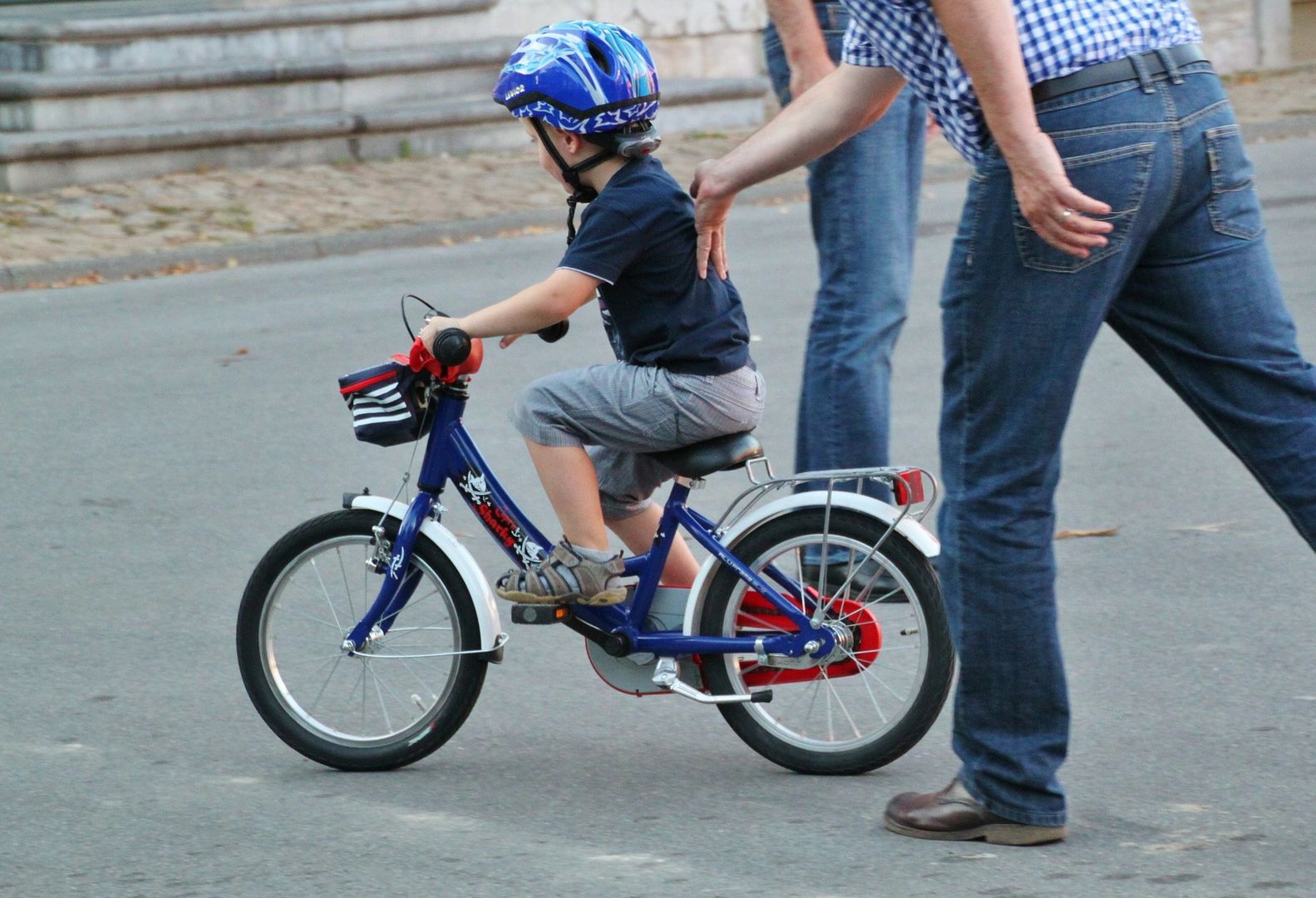 Kind das Fahrrad fahren lernt