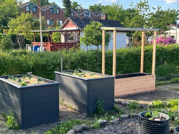 Tomatenhaus und Hochbeete im BUND Naturgarten