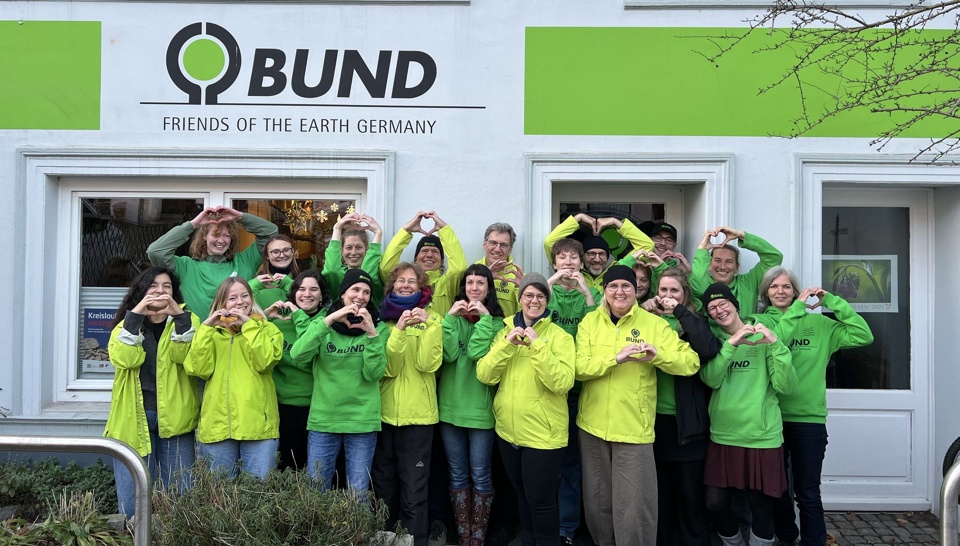 Das BUND-Team steht vor der Bremer Geschäftsstelle und bedankt sich mit mit Herzen für die Unterstützung von Aktiven und Mitgliedern.