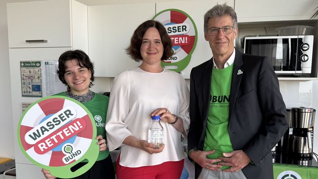 Trinkwasserprobenentnahme mit BUND Bremen und Senatorin Kathrin Moosdorf.