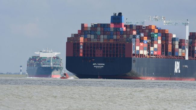 Containerschiffe auf der Weser