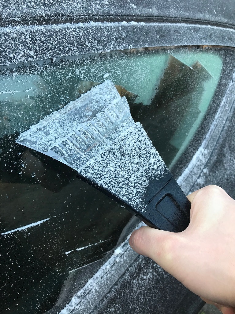 Auto beim Eiskratzen nicht „Warmlaufen“ lassen!