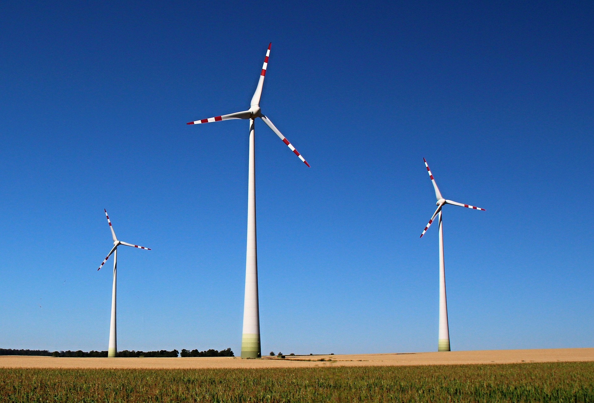 Windkraftanlagen im offenen Feld